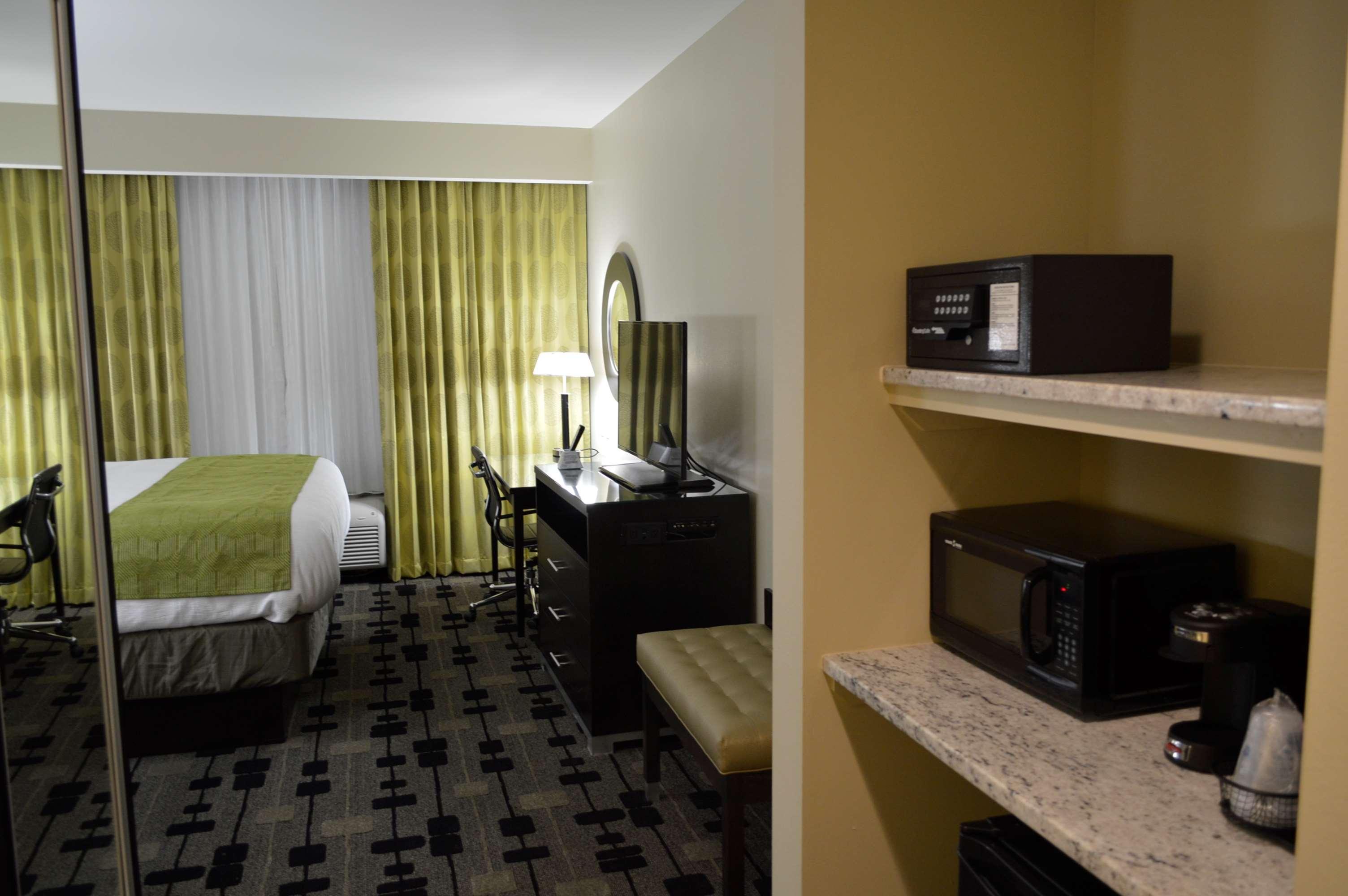 Best Western Plus University Inn Hattiesburg Exterior photo