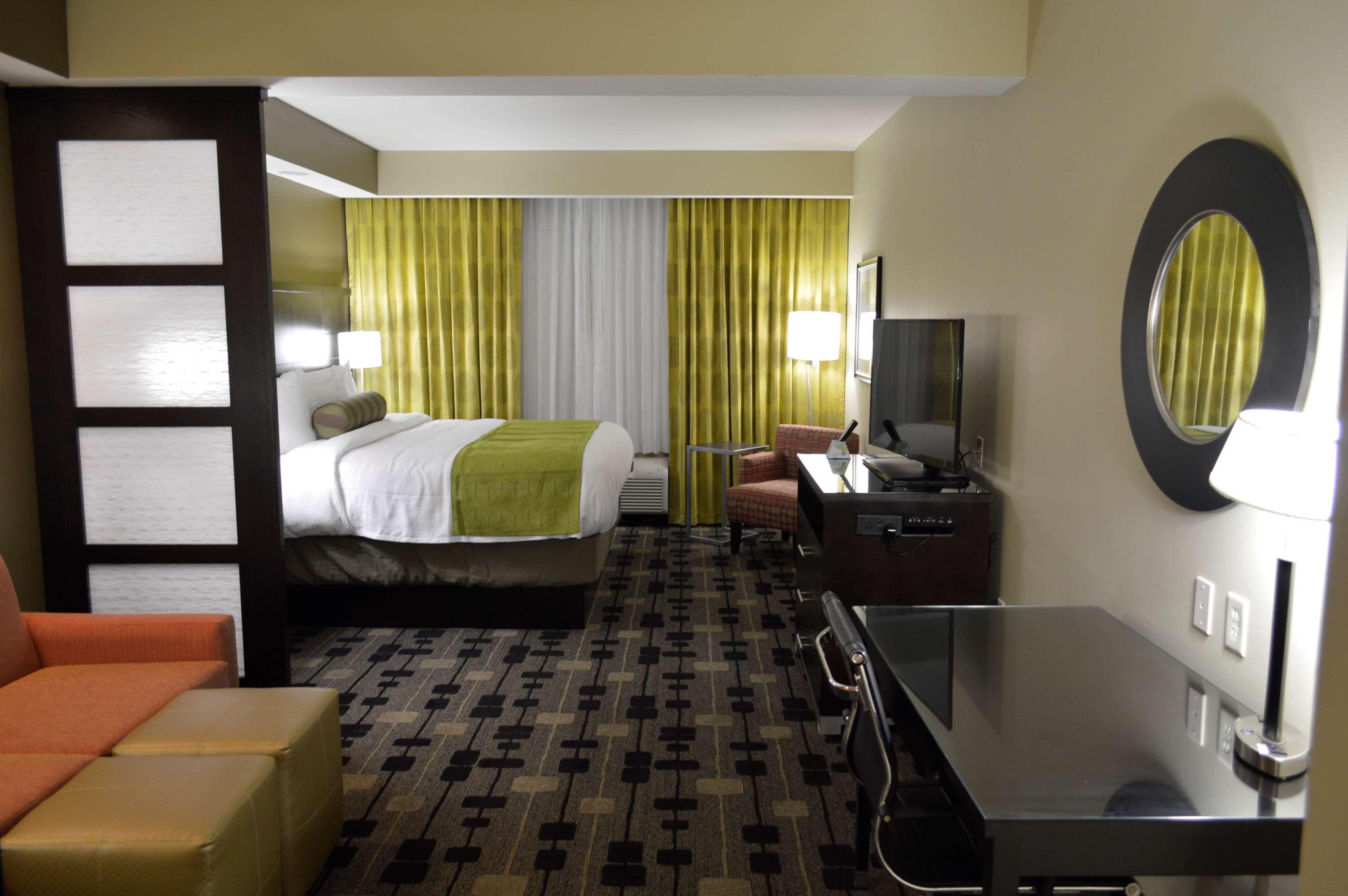 Best Western Plus University Inn Hattiesburg Exterior photo