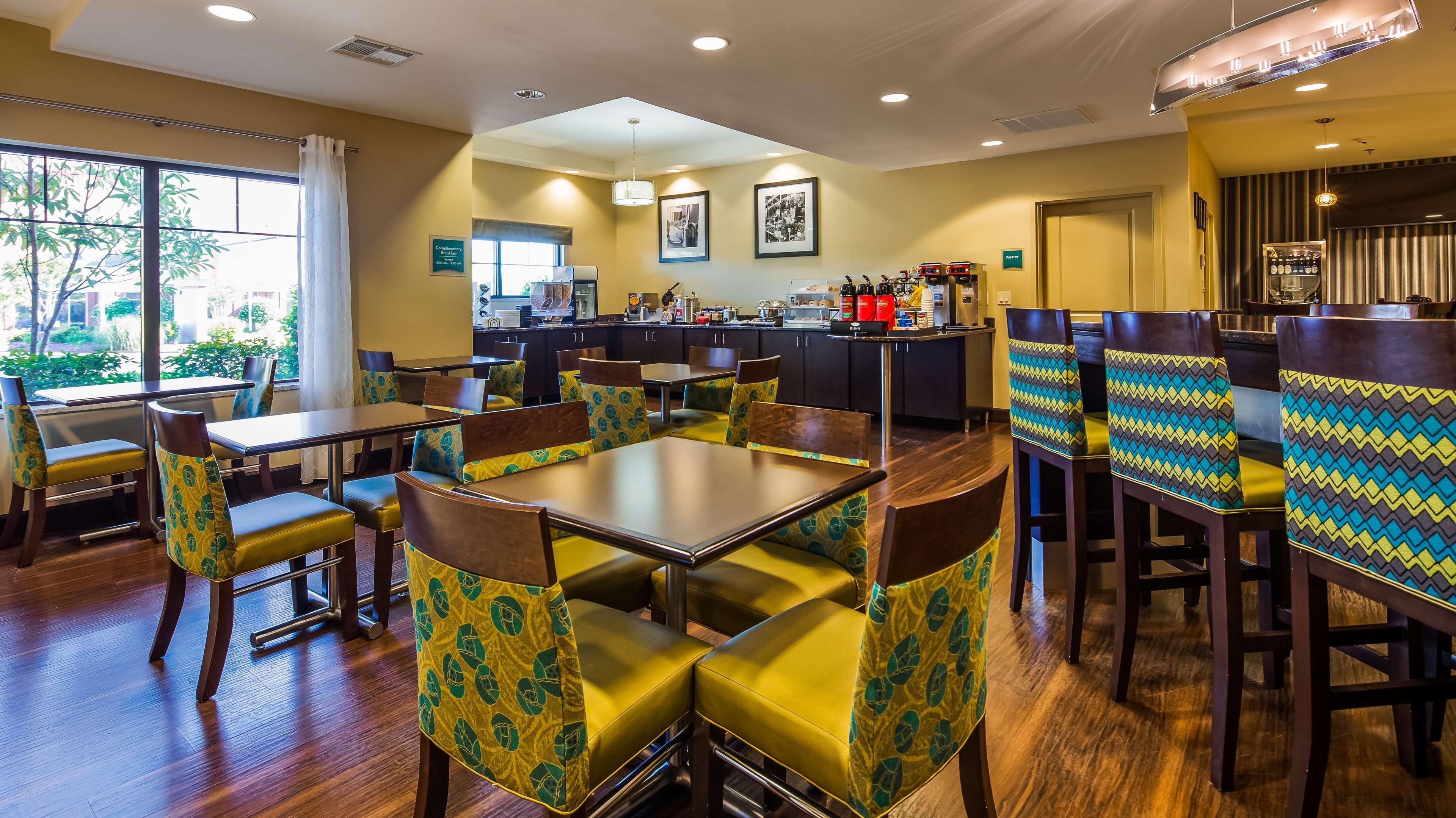 Best Western Plus University Inn Hattiesburg Exterior photo